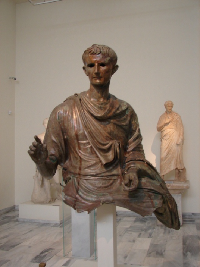 2008/03(March)/AroundTheWorld/Greece/640x480_life like marble statues.jpg